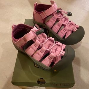 Brand new Big Girls Size 1 Keens